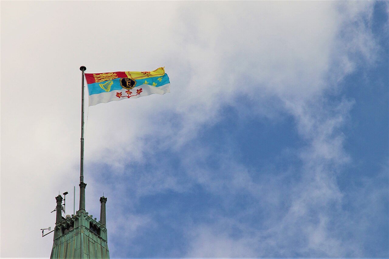 Drapeau canadien à la colline du Parlement — TCF Canada pour l'Entrée express