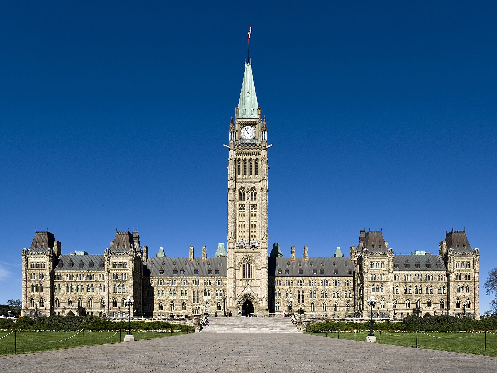 L'édifice du Centre du Parlement canadien à Ottawa sous un ciel bleu — le système fédéral Entrée express
