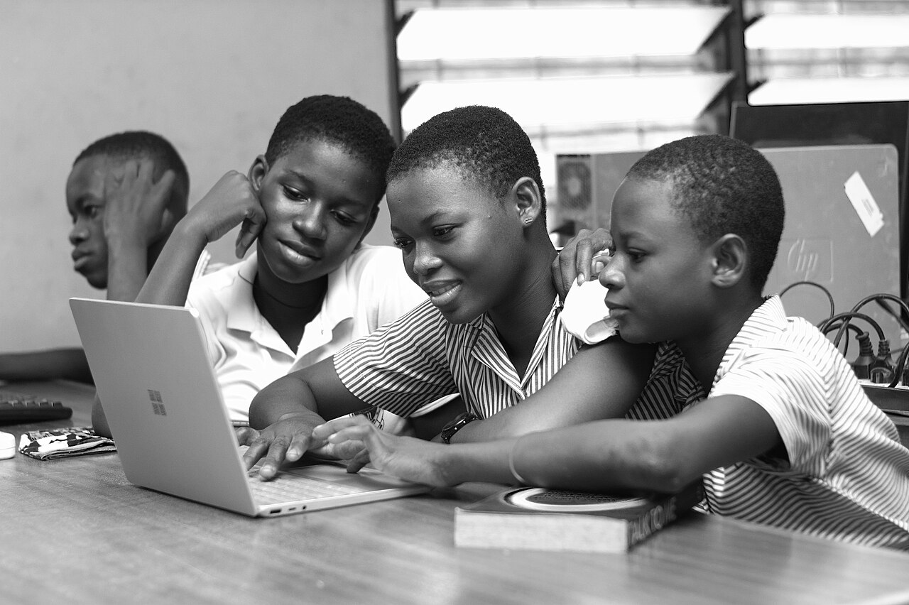 Personne devant un ordinateur portable — le TEF, test de français sur ordinateur